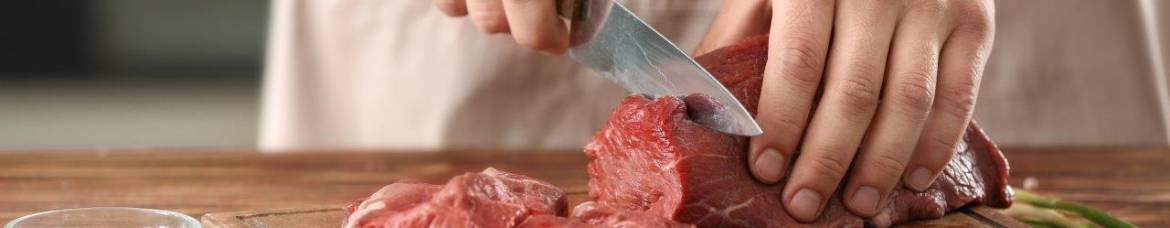 Boucher coupe la viande