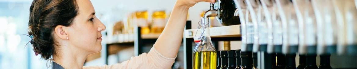 Image d'une personne remplissant une bouteille d'huile artisanale