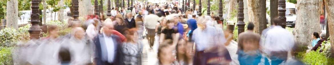 foule dans une rue commerçante