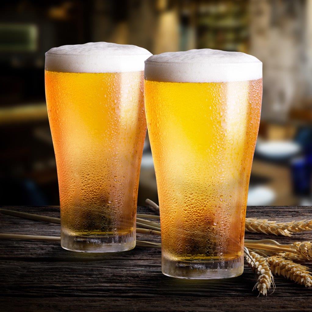 Deux verres de bière blonde