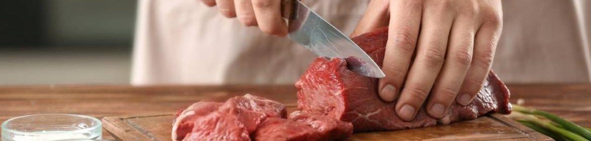 Boucher découpe viande