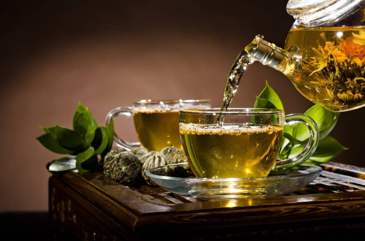 Théière et tasses de thé à la menthe fraîche