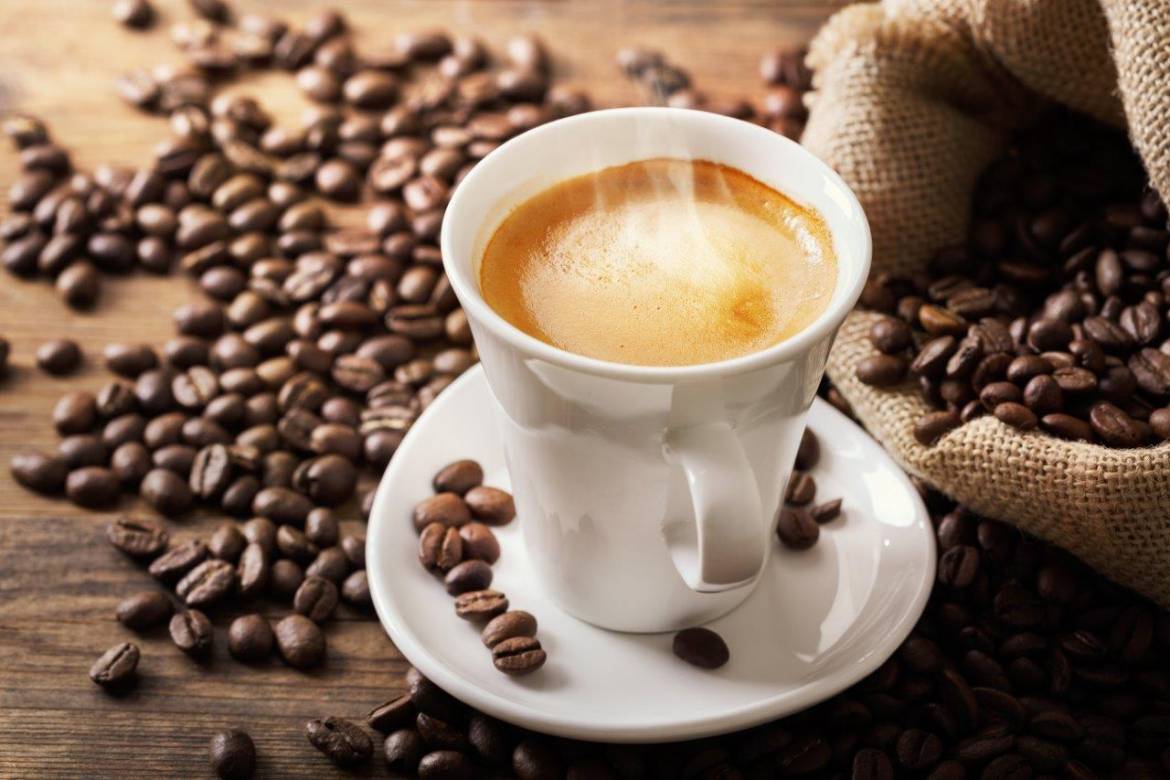 Tasse de café et café en grains torréfié