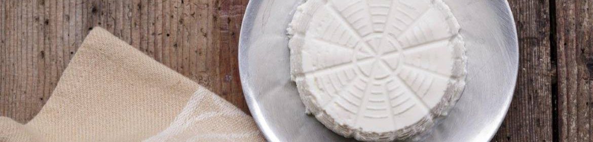 Fromage de chèvre entier posé sur une assiette