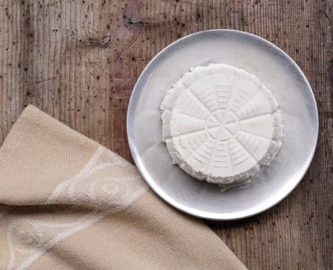 Fromage de chèvre entier posé sur une assiette
