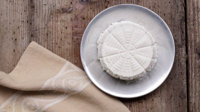Fromage de chèvre entier posé sur une assiette