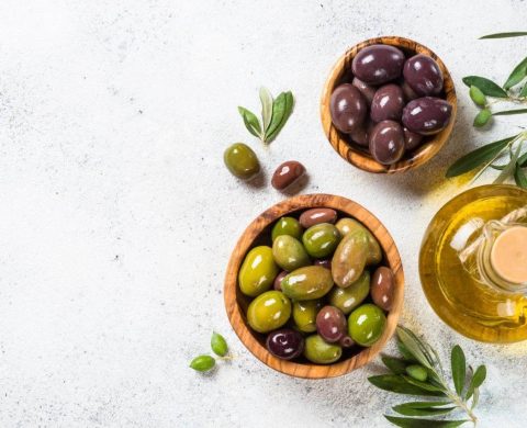 Olives vertes et noires et huile d'olives
