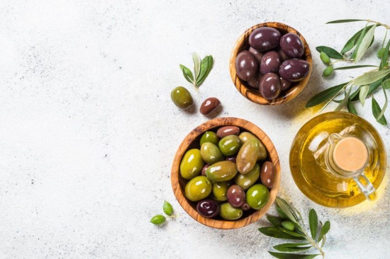 Olives vertes et noires et huile d'olives