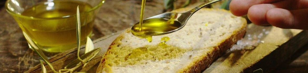 Image d'huile coulant dans une cuillère