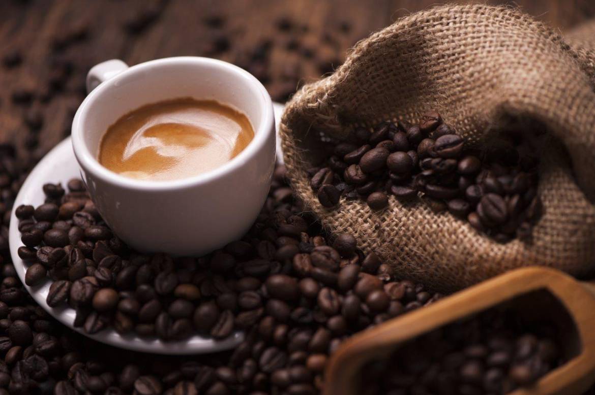 tasse de café et café en grains