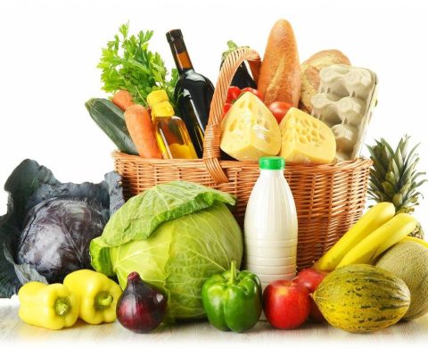 Fruits et légumes et produits locaux dans un panier
