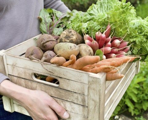 Caisse de légumes dont pommes de terre