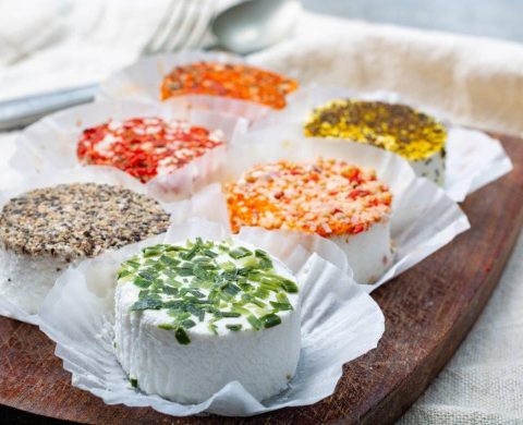 fromages de chèvre aux herbes
