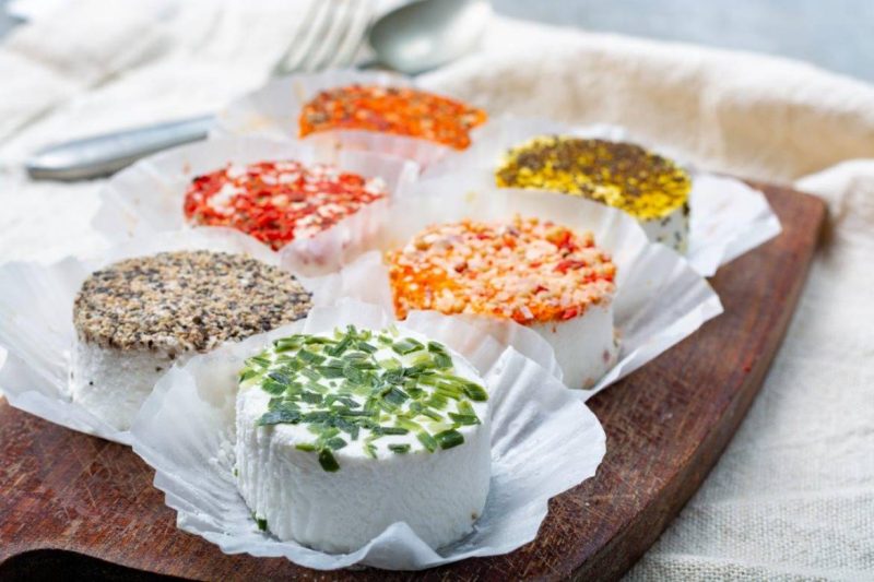 fromages de chèvre aux herbes